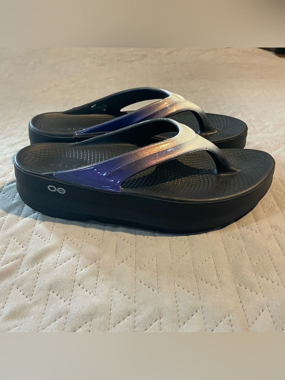 Oofos Oomega purple ombre thong sandals womens 9 pre-owned condition